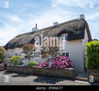 Un charmant cottage aux toits de chaume peint en blanc situé à Sidlesham, dans le West Sussex, près du Chichester Harbour. Banque D'Images