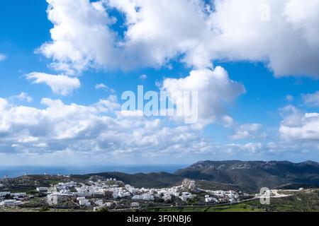 Vue panoramique large de Chora avec son architecture cycladique traditionnellment blanchie à la chaux, entourée d'un paysage montagneux sur l'île d'Amorgos dans les Cyclades Banque D'Images