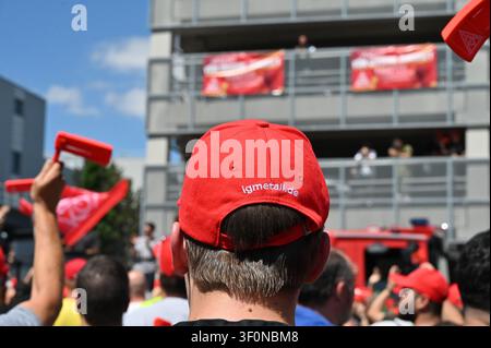 Neckarsulm, Allemagne. 9 juillet 2026. Les membres du comité d'entreprise d'Audi, les représentants syndicaux et les membres du conseil de la jeunesse participent à un événement d'information et de protestation organisé par IG Metall devant l'usine Audi de Neckarsulm. Le jour de la réunion du conseil de surveillance de Volkswagen AG à Wolfsburg, IG Metall organise des événements d'information et de protestation à l'échelle nationale dans de nombreux sites du groupe. Crédit : Jennifer Kramer/dpa/Alamy Live News Banque D'Images