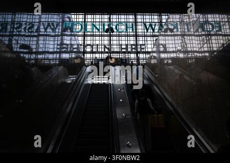 Les passagers montent sur les escaliers mécaniques vers le hall de la gare sous le toit de verre du Hauptbahnhof de Cologne, Cologne, Rhénanie-du-Nord-Westphalie, Allemagne le 18 juin 2 Banque D'Images