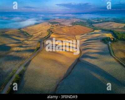 un paysage toscan vu du dessus à l'aube avec un ciel orageux Banque D'Images