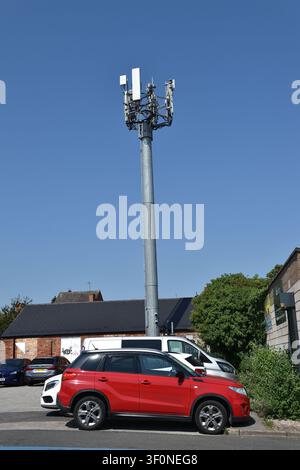 Mât de télécommunication dans un parking Banque D'Images