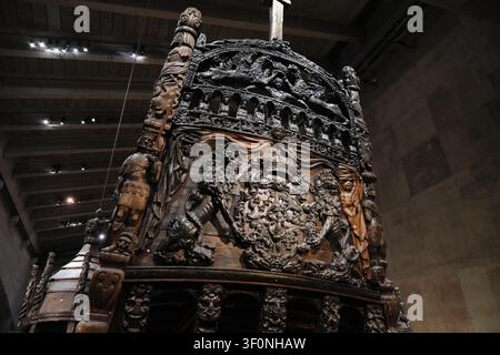 Stockholm, Suède-28 nov. 2025 : gros plan de la poupe en bois du navire Vasa, blason royal exquis et sculptures de lions à l'intérieur du musée. Banque D'Images
