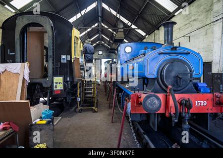Locomotive à vapeur Lady Nan 1719 et voiture vintage dans le dépôt de la East Somerset Heritage Railway, Somerset, Royaume-Uni le 8 juillet 2026 Banque D'Images
