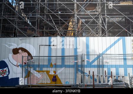Vue extérieure du site de reconstruction de la Maison de la Mere Pourcel avec un échafaudage métallique massif, un filet de protection, une structure de toit en tôles ondulées et une Banque D'Images