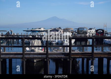 Bateaux amarrés au port de Brucoli avec le mont Etna en arrière-plan Banque D'Images