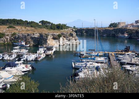 Petit port de pêche avec des bateaux de plaisance à Brucoli en Sicile, Italie, par une matinée d'été claire Banque D'Images