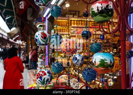 Boules d'ornement en céramique turque peintes à la main et colorées exposées dans une boutique de souvenirs au Grand Bazaar, Istanbul, Turquie Banque D'Images