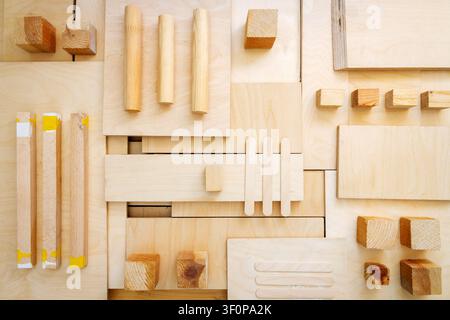 Pose à plat de diverses pièces de bois et de contreplaqué. Arrière-plan de menuiserie. Banque D'Images