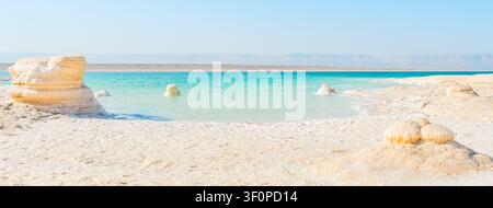Close up de cristaux de sel de la mer Morte sur la plage du rivage en Jordanie au coucher du soleil avec une eau turquoise, côte désertique, point le plus bas du paysage terrestre. Jordanie - Israël Banque D'Images