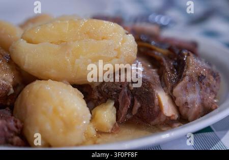 Kleftiko - plat grec traditionnel d'agneau mariné rôti lentement au restaurant Banque D'Images