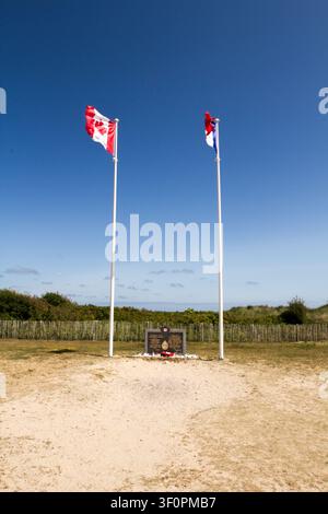 Un mémorial à la Marine royale canadienne et à la Réserve volontaire de la Marine royale canadienne qui sont morts pendant l'Opération Overlord, flanqué des drapeaux canadiens et français Banque D'Images