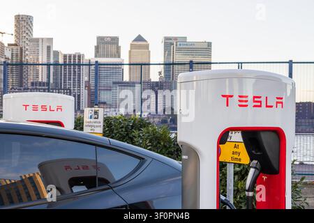 Station de recharge Tesla avec une voiture électrique dans la ville de Londres. Londres, Royaume-Uni, 14 octobre 2023 Banque D'Images
