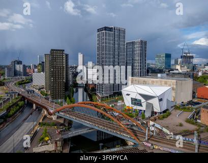 Paysage urbain du centre de Manchester mettant en vedette une architecture moderne, des monuments historiques et des rues animées dans le Grand Manchester, en Angleterre, Royaume-Uni. Banque D'Images
