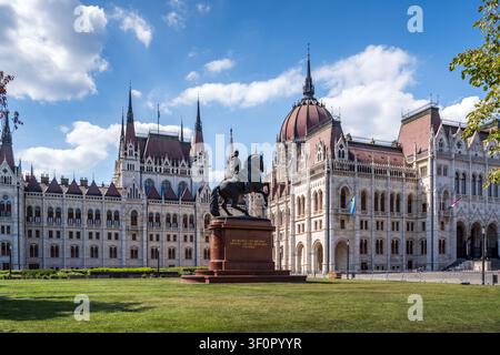 Statue équestre de Francis II Rákóczi avec le bâtiment du Parlement hongrois sur la place Kossuth Lajos à Budapest, Hongrie. Banque D'Images