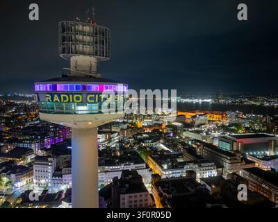 St John's Beacon, Radio City, Liverpool, Merseyside, Angleterre, vue aérienne nocturne surplombant le centre-ville de Liverpool Banque D'Images