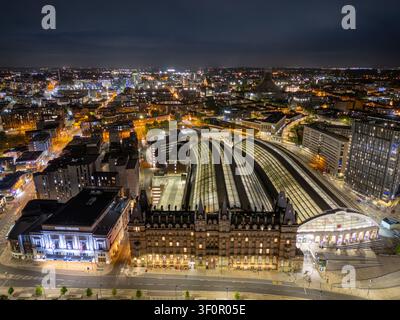 Gare de Liverpool Lime Street, Liverpool, Merseyside, Angleterre, vue aérienne du principal terminus ferroviaire de la ville et du centre-ville environnant. Banque D'Images