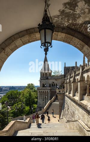 L'arche pittoresque et l'escalier se trouvent à la Bastion des Pêcheurs sur la colline du château à Budapest, Hongrie. Banque D'Images