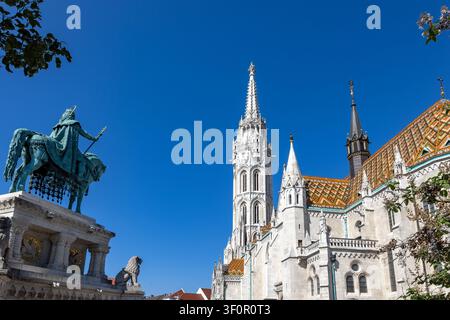 L'église historique Matthias et la statue de Saint-Étienne situées sur la place Trinité dans le quartier du château de Buda à Budapest, Hongrie Banque D'Images