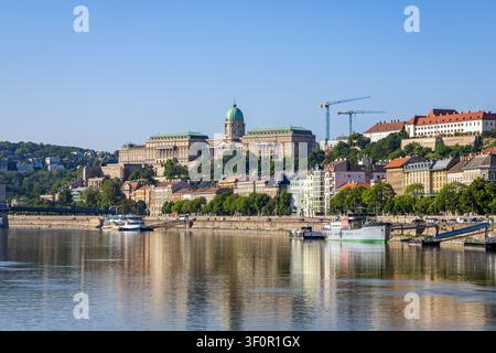 Vue du complexe historique du château de Buda (Budavári Palota) au sommet de la colline du château à Budapest, Hongrie, tel qu'il est vu à travers le Danube. Banque D'Images