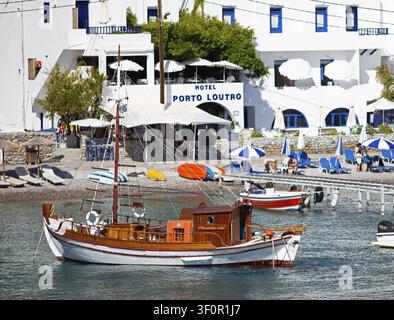 Bateau traditionnel à Loutro sur la mer Libyenne, municipalité de Sfakia, unité régionale de Chania, Crète, Grèce Banque D'Images