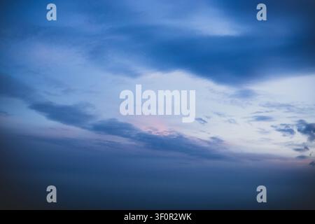 un ciel magnifiquement levé au petit matin avec un dégradé du bleu profond au rose tendre et à l'or Banque D'Images