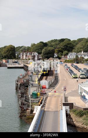 Vue du ferry Wight Link arrivant au terminal de ferry de Lymington depuis Yarmouth, avec un train à la gare Banque D'Images