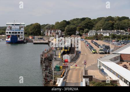 Vue du ferry Wight Link arrivant au terminal de ferry de Lymington depuis Yarmouth, avec un train à la gare Banque D'Images