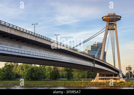 Le Pont du Soulèvement National Slovaque, connu sous le nom de Most SNP ou pont UFO, est un pont routier sur le Danube à Bratislava, en Slovaquie. Banque D'Images