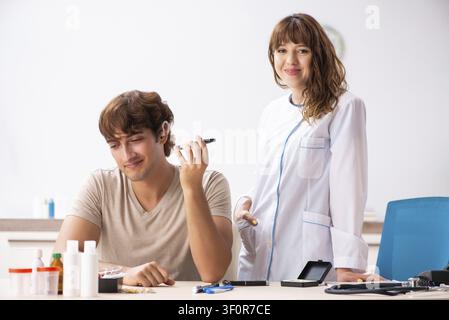 Patient avec problème auditif visiter médecin oto-rhino-laryngologiste Banque D'Images