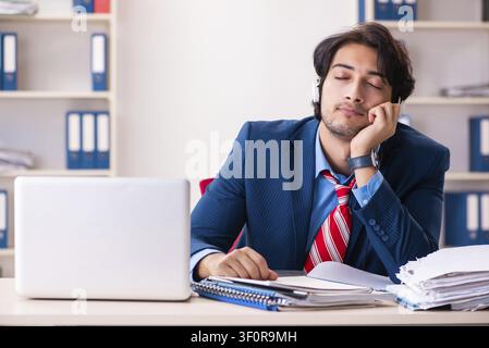 Young handsome businessman sitting in the office Banque D'Images