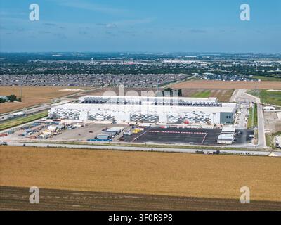 Hutto, Texas - 4 juillet 2026 : vue aérienne d'un grand campus de centre de données avec trois bâtiments massifs avec 400 millions de pieds carrés d'espace et une capacité d'alimentation de 600 MW Banque D'Images