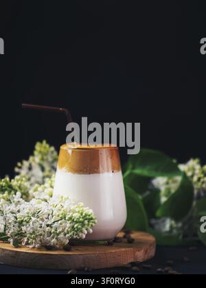 Café Dalgona. Boisson glacée de lait et d'une cuillère à café instantané. Boisson coréenne tendance Banque D'Images