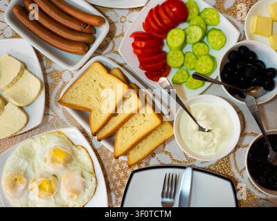 Petit-déjeuner dans un hôtel géorgien avec œufs, fromage et légumes frits Banque D'Images