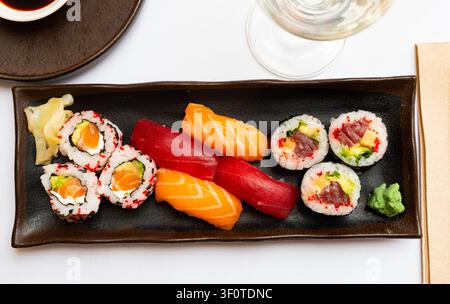 Populaire ensemble de sushis japonais, qui comprend des uramakis, des Makis et des Niliris Banque D'Images
