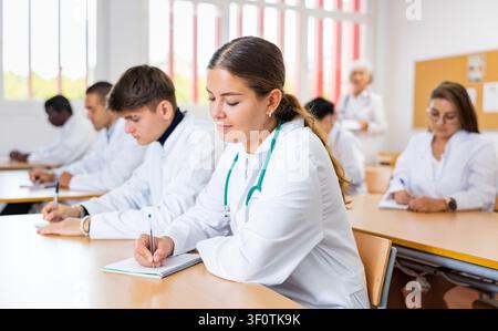 Jeune étudiante en médecine à l'université Banque D'Images