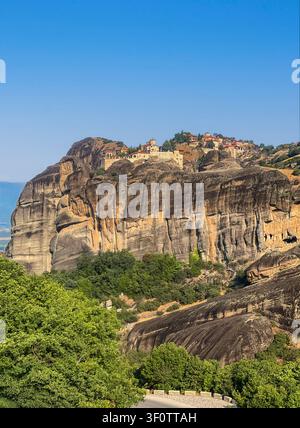 Kalambaka, Grèce - 24 juillet 2024 : groupe de monastères de Météores : à gauche se trouve Varlaam avec son petit pavillon de cloches ouvert, et à droite se trouve le Grand Météoron, grand Banque D'Images