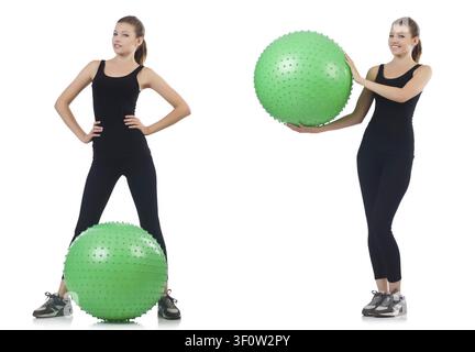 Jeune femme faisant des exercices avec fitball Banque D'Images