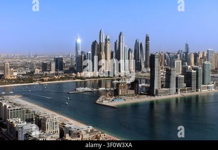 Vue panoramique élevée de la skyline de Dubaï depuis Palm Jumeirah, Émirats arabes unis Banque D'Images
