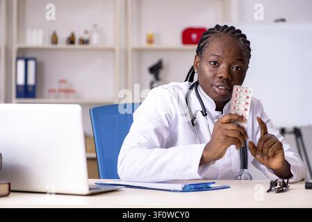 Femme noire à un médecin travaillant à l'établissement Banque D'Images