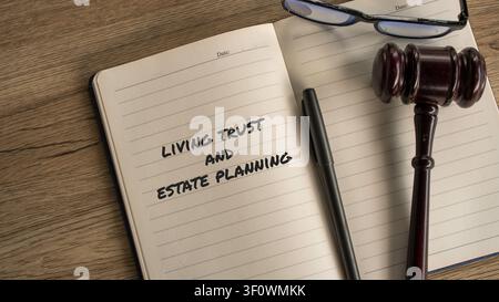 Note manuscrite sur un cahier concernant la planification d'un trust vivant et de succession avec un marteau de juge Banque D'Images