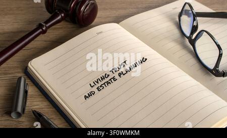 Texte manuscrit sur la confiance vivante et la planification successorale dans un cahier ouvert près de lunettes Banque D'Images