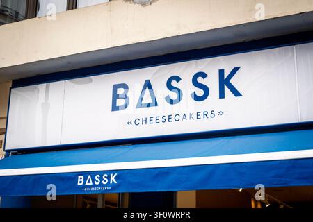 VALENCE, ESPAGNE - 28 FÉVRIER 2026 : Panneau Bassk Cheesecakers à Valence, en Espagne, montrant une boutique spécialisée dans les cheesecakes basques, les desserts et les produits de boulangerie Banque D'Images