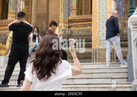 Touriste femme en train d'enregistrer une vidéo avec une caméra vidéo, vue arrière. Banque D'Images