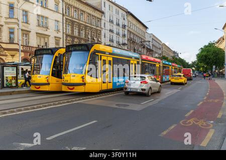 Budapest, Hongrie, 22 mai 2026, tramway jaune sur une rue historique de Budapest Banque D'Images