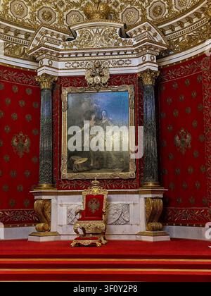 Saint-Pétersbourg, Russie : 8 mai 2022 - La Petite Salle du Trône (Salle Pierre le Grand) présentant le fauteuil royal, des murs en velours rouge brodés Banque D'Images