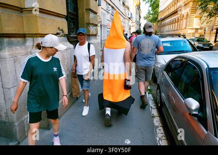 Enterrement de vie de garçon se promenant dans la ville, Budapest, Hongrie, Europe Banque D'Images