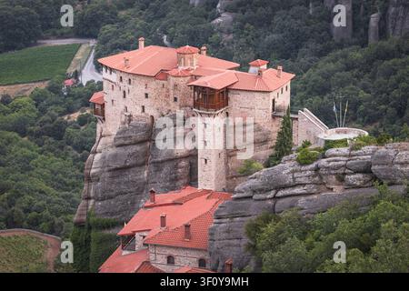 Monastère de Roussanou perché sur une falaise de Météores en Grèce Banque D'Images