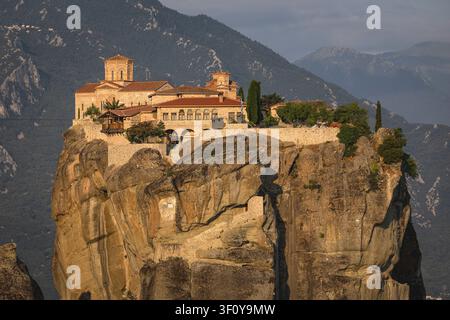 Monastère baigné de soleil perché sur une aiguille rocheuse imposante Banque D'Images