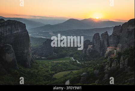 Magnifique lever de soleil sur les monastères des Météores en Grèce Banque D'Images